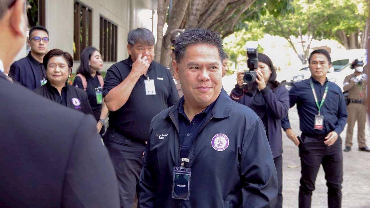 รมว.อุตฯ ชมโครงการโซลาร์รูฟท็อปใหญ่ที่สุดในอีสาน ปลุกภาคอุตสาหกรรมเติบโต เพิ่มมูลค่าเศรษฐกิจ ดันไทยเป็นฐานการผลิต-การลงทุน ของโลกและเปิดโครงการผลิตพลังงานไฟฟ้าแสง อาทิตย์แบบติดตั้งบนหลังคา